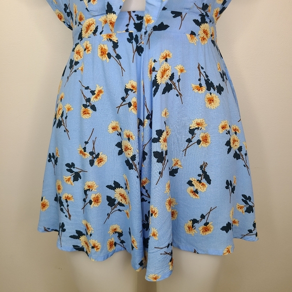 Lulus Dondi She's So Sweet Light Blue Floral Print Tie-Front Rayon Romper XS - Picture 4 of 15